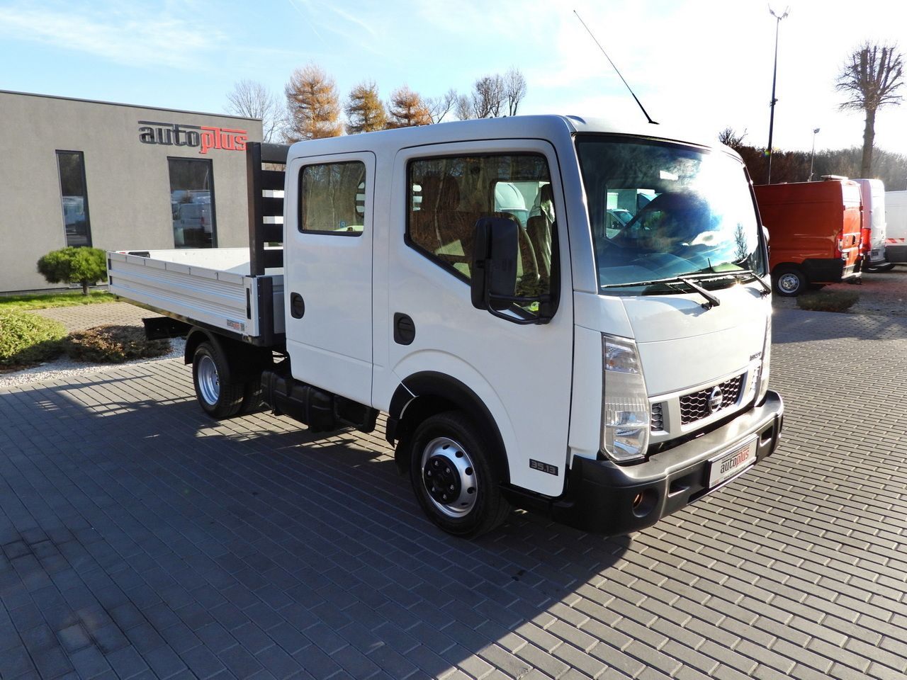 NISSAN CABSTAR NT400 STAKE BODY DOUBLE CABIN DOKA 6 SEATS TWIN WHEELS AIR CONDITIONING 130HP - Dostavno vozilo z dvojno kabino: slika 4 NISSAN CABSTAR NT400 STAKE BODY DOUBLE CABIN DOKA 6 SEATS TWIN WHEELS AIR CONDITIONING 130HP - Dostavno vozilo z dvojno kabino: slika 4