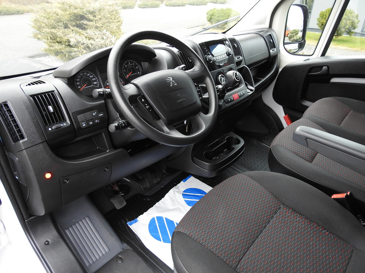 PEUGEOT BOXER BOX LIFT 8 PALLETS CRUISE CONTROL AIR CONDITIONING 140HP - Dostavno vozilo z zabojnikom: slika 2 PEUGEOT BOXER BOX LIFT 8 PALLETS CRUISE CONTROL AIR CONDITIONING 140HP - Dostavno vozilo z zabojnikom: slika 2