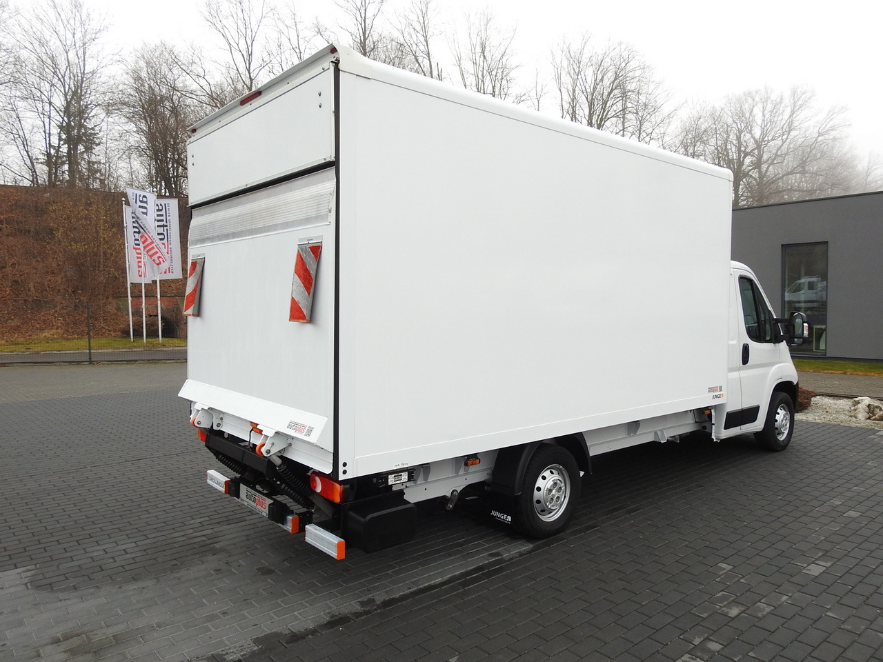 PEUGEOT BOXER BOX LIFT 8 PALLETS CRUISE CONTROL AIR CONDITIONING 140HP - Dostavno vozilo z zabojnikom: slika 3 PEUGEOT BOXER BOX LIFT 8 PALLETS CRUISE CONTROL AIR CONDITIONING 140HP - Dostavno vozilo z zabojnikom: slika 3