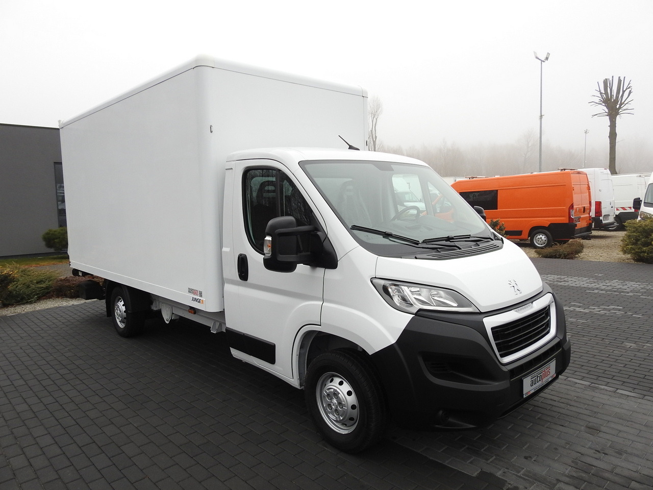 PEUGEOT BOXER BOX LIFT 8 PALLETS CRUISE CONTROL AIR CONDITIONING 140HP - Dostavno vozilo z zabojnikom: slika 4 PEUGEOT BOXER BOX LIFT 8 PALLETS CRUISE CONTROL AIR CONDITIONING 140HP - Dostavno vozilo z zabojnikom: slika 4