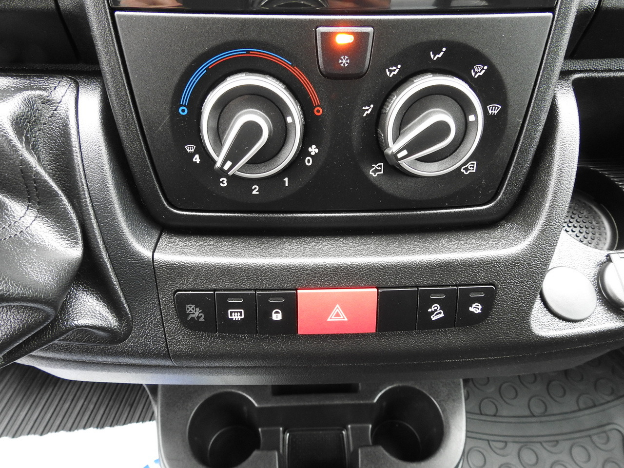 Dostavno vozilo z zabojnikom PEUGEOT BOXER BOX LIFT 8 PALLETS CRUISE CONTROL AIR CONDITIONING  140HP: slika 32