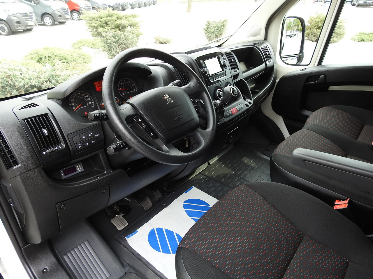 PEUGEOT BOXER REFRIGERATOR VAN 0*C CRUISE CONTROL NAVIGATION AIR CONDITIONING 135HP - Hladilno vozilo: slika 2 PEUGEOT BOXER REFRIGERATOR VAN 0*C CRUISE CONTROL NAVIGATION AIR CONDITIONING 135HP - Hladilno vozilo: slika 2