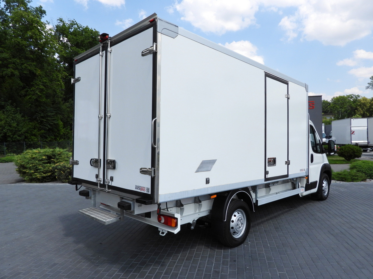 PEUGEOT BOXER REGRIGERATOR BOX 0*C 8 PALLETS CRUISE CONTROL LED LIGHTS AIR CONDITIONING 165HP - Hladilno vozilo: slika 3 PEUGEOT BOXER REGRIGERATOR BOX 0*C 8 PALLETS CRUISE CONTROL LED LIGHTS AIR CONDITIONING 165HP - Hladilno vozilo: slika 3