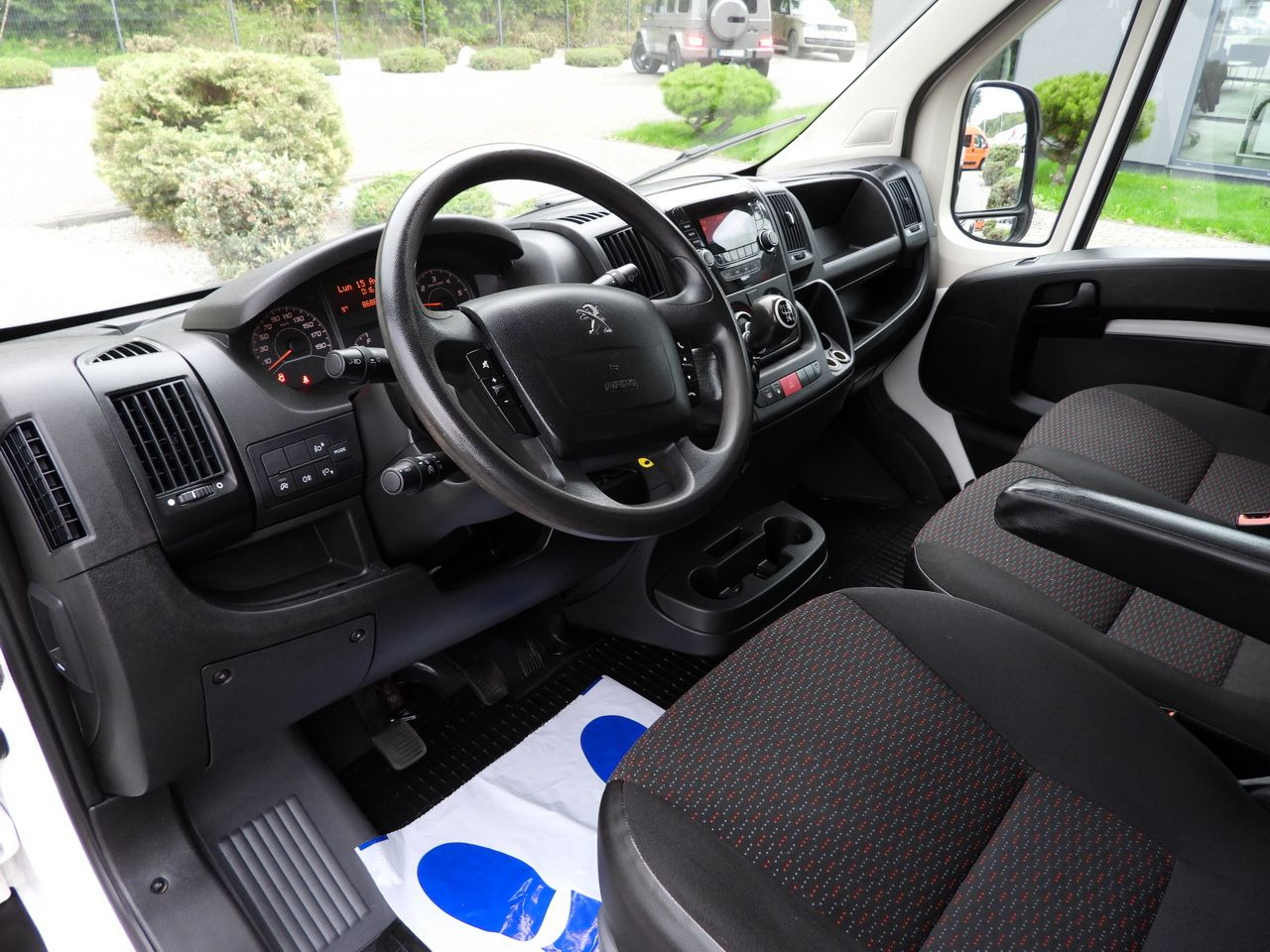 PEUGEOT BOXER STAKE BODY DOUBLE CABIN DOKA 7 SEATS CRUISE CONTROL AIR CONDITIONING 140HP - Dostavno vozilo z dvojno kabino: slika 2 PEUGEOT BOXER STAKE BODY DOUBLE CABIN DOKA 7 SEATS CRUISE CONTROL AIR CONDITIONING 140HP - Dostavno vozilo z dvojno kabino: slika 2