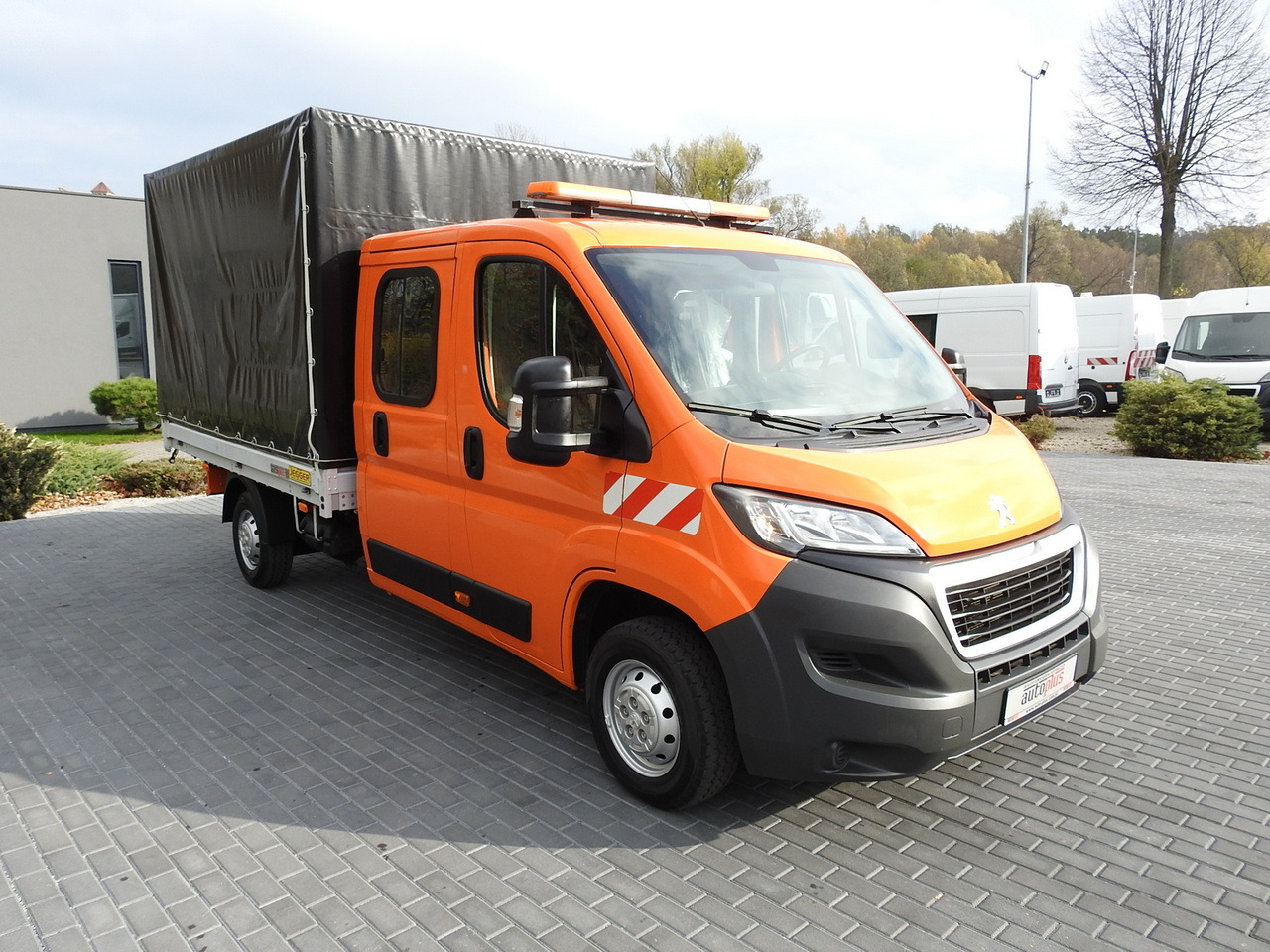 PEUGEOT BOXER STAKE BODY TARPAULIN DOUBLE CABIN DOKA 7 SEATS AIR CONDITIONING PNEUMATICS 140HP - Dostavno vozilo z dvojno kabino: slika 4 PEUGEOT BOXER STAKE BODY TARPAULIN DOUBLE CABIN DOKA 7 SEATS AIR CONDITIONING PNEUMATICS 140HP - Dostavno vozilo z dvojno kabino: slika 4