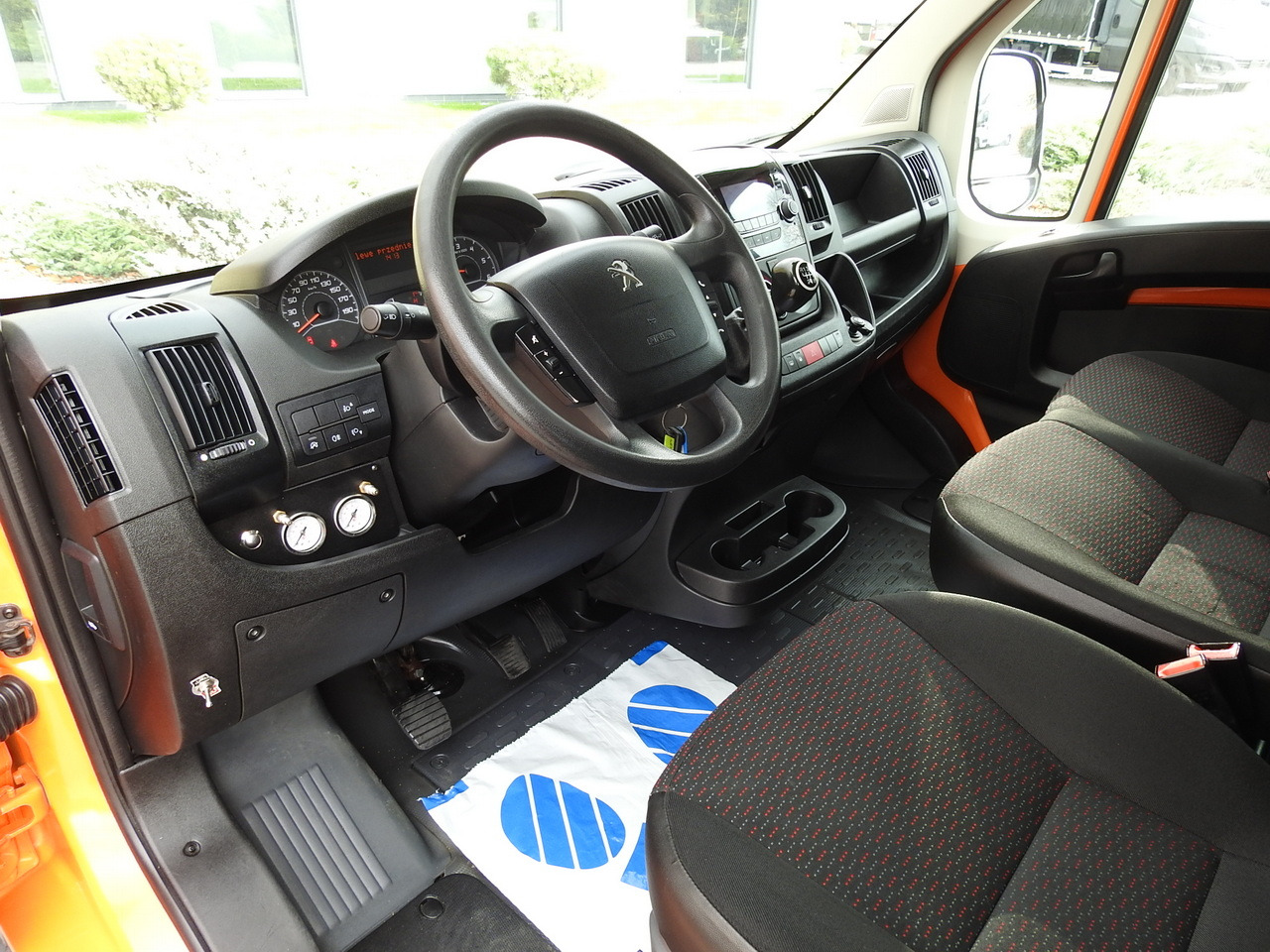 PEUGEOT BOXER STAKE BODY TARPAULIN DOUBLE CABIN DOKA 7 SEATS AIR CONDITIONING PNEUMATICS 140HP - Dostavno vozilo s kesonom: slika 2 PEUGEOT BOXER STAKE BODY TARPAULIN DOUBLE CABIN DOKA 7 SEATS AIR CONDITIONING PNEUMATICS 140HP - Dostavno vozilo s kesonom: slika 2