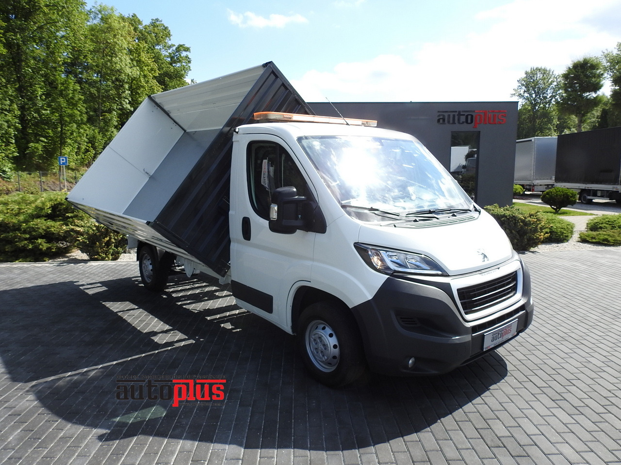 PEUGEOT BOXER THREE-WAY TIPPER AIR CONDITIONING 130HP - Tovornjak prekucnik: slika 1 PEUGEOT BOXER THREE-WAY TIPPER AIR CONDITIONING 130HP - Tovornjak prekucnik: slika 1