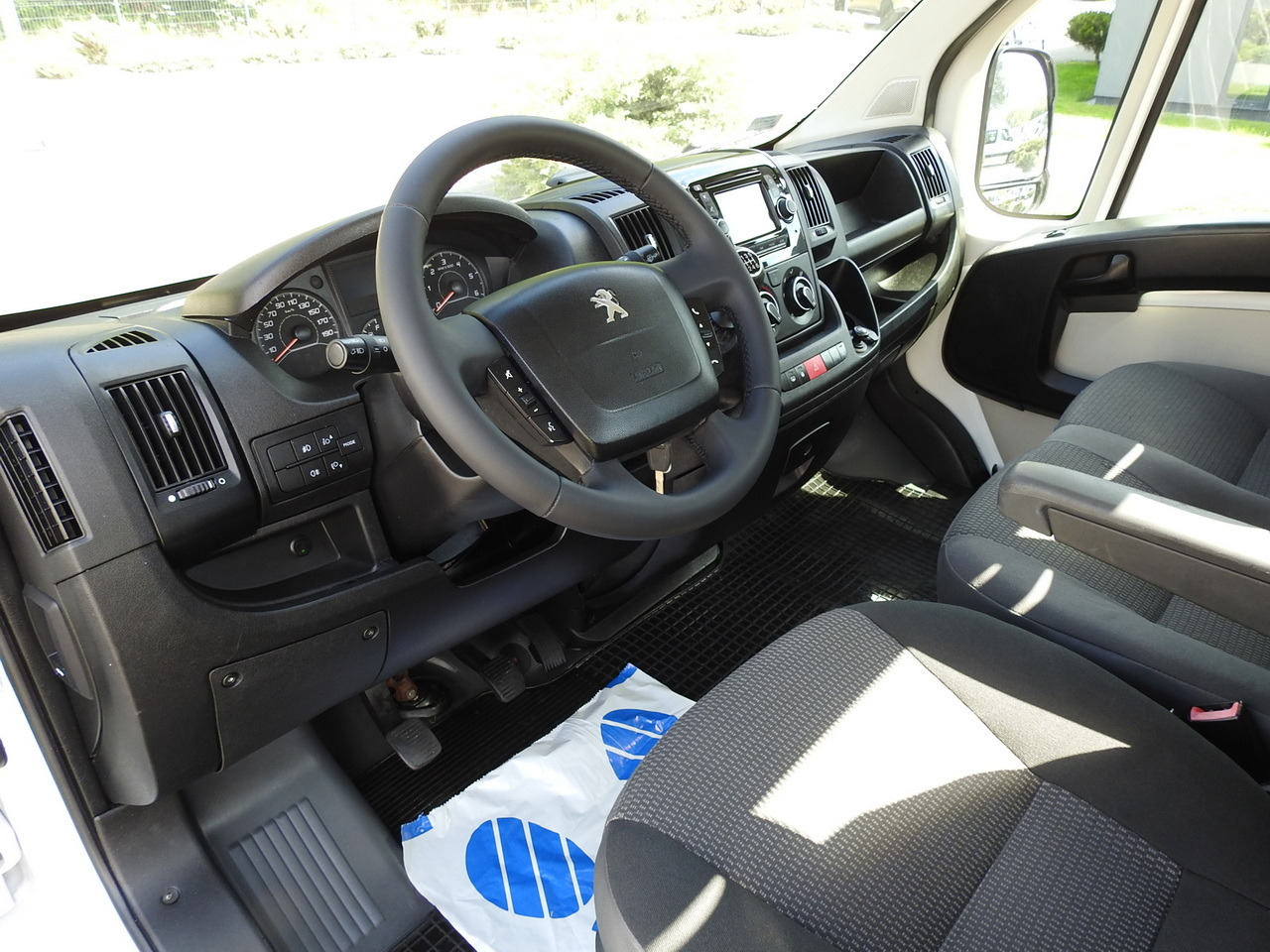 PEUGEOT BOXER THREE-WAY TIPPER AIR CONDITIONING 130HP - Tovornjak prekucnik: slika 2 PEUGEOT BOXER THREE-WAY TIPPER AIR CONDITIONING 130HP - Tovornjak prekucnik: slika 2