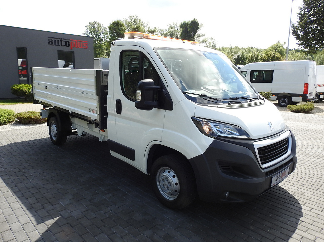 PEUGEOT BOXER THREE-WAY TIPPER AIR CONDITIONING 130HP - Dostavno vozilo prekucnik: slika 4 PEUGEOT BOXER THREE-WAY TIPPER AIR CONDITIONING 130HP - Dostavno vozilo prekucnik: slika 4