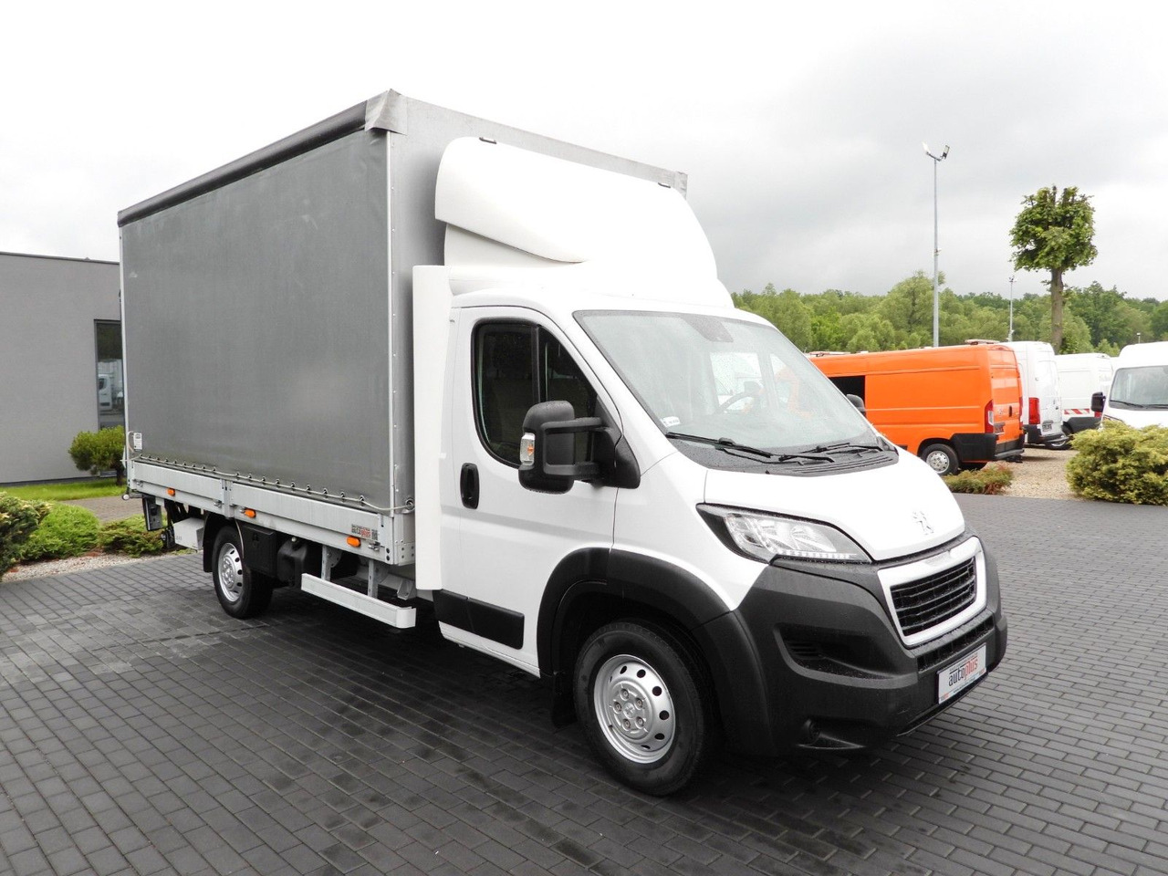 Peugeot BOXER PRITSCHE PLANE AUFZUG 8 PALETTEN TEMPOMAT - Dostavno vozilo s ponjavo: slika 4 Peugeot BOXER PRITSCHE PLANE AUFZUG 8 PALETTEN TEMPOMAT - Dostavno vozilo s ponjavo: slika 4