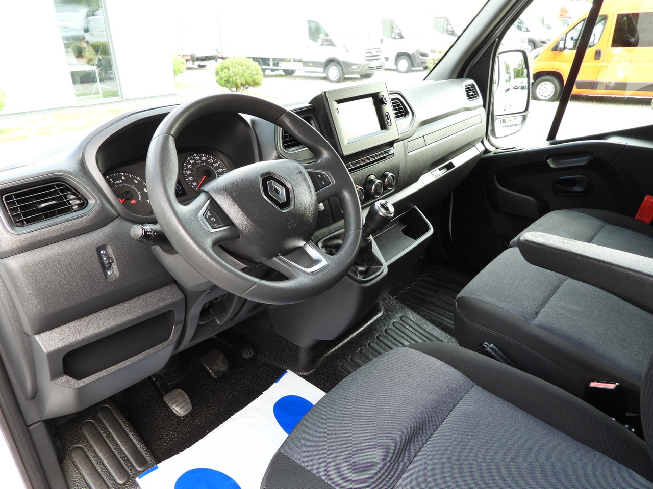 RENAULT MASTER BOX DELIVERY VAN 7 SEATS CRUISE CONTROL NAVIGATION LED LIGHTS AIR CONDITIONING 135HP - Furgon: slika 2 RENAULT MASTER BOX DELIVERY VAN 7 SEATS CRUISE CONTROL NAVIGATION LED LIGHTS AIR CONDITIONING 135HP - Furgon: slika 2