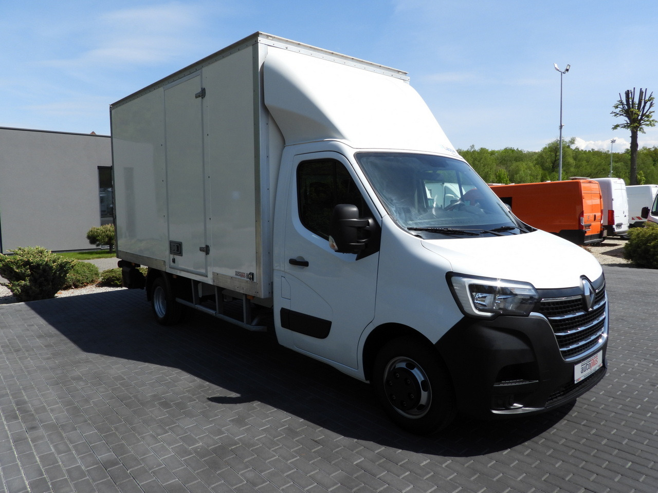 RENAULT MASTER BOX LIFT 8 PALLETS CRUISE CONTROL NAVIGATION LED LIGHTS TWIN WHEELS AIR CONDITIONING 145HP - Dostavno vozilo z zabojnikom: slika 4 RENAULT MASTER BOX LIFT 8 PALLETS CRUISE CONTROL NAVIGATION LED LIGHTS TWIN WHEELS AIR CONDITIONING 145HP - Dostavno vozilo z zabojnikom: slika 4