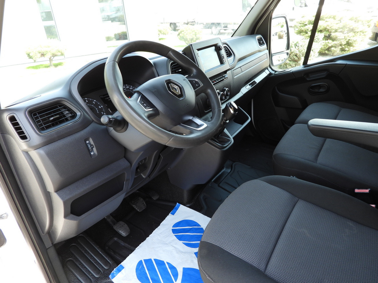 RENAULT MASTER BOX LIFT 8 PALLETS CRUISE CONTROL NAVIGATION LED LIGHTS TWIN WHEELS AIR CONDITIONING 145HP - Dostavno vozilo z zabojnikom: slika 2 RENAULT MASTER BOX LIFT 8 PALLETS CRUISE CONTROL NAVIGATION LED LIGHTS TWIN WHEELS AIR CONDITIONING 145HP - Dostavno vozilo z zabojnikom: slika 2