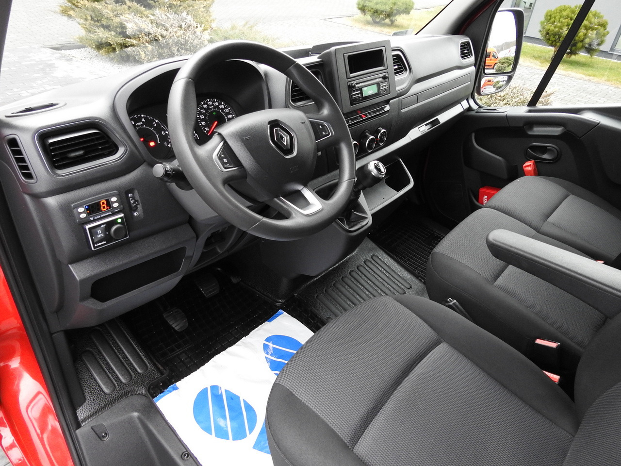 RENAULT MASTER REFRIGERATOR VAN 1*C CRUISE CONTROL AIR CONDITIONING LED LIGHTS 135HP - Hladilno vozilo: slika 2 RENAULT MASTER REFRIGERATOR VAN 1*C CRUISE CONTROL AIR CONDITIONING LED LIGHTS 135HP - Hladilno vozilo: slika 2