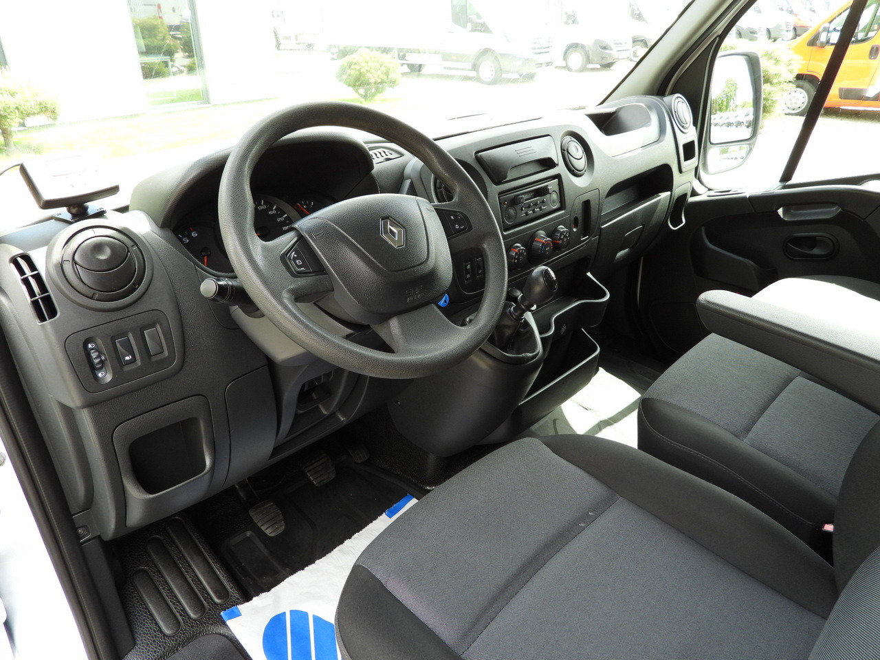 RENAULT MASTER REFRIGERATOR VAN -20*C POWER SUPPLY 230V CRUISE CONTROL AIR CONDITIONING 145HP - Hladilno vozilo: slika 2 RENAULT MASTER REFRIGERATOR VAN -20*C POWER SUPPLY 230V CRUISE CONTROL AIR CONDITIONING 145HP - Hladilno vozilo: slika 2