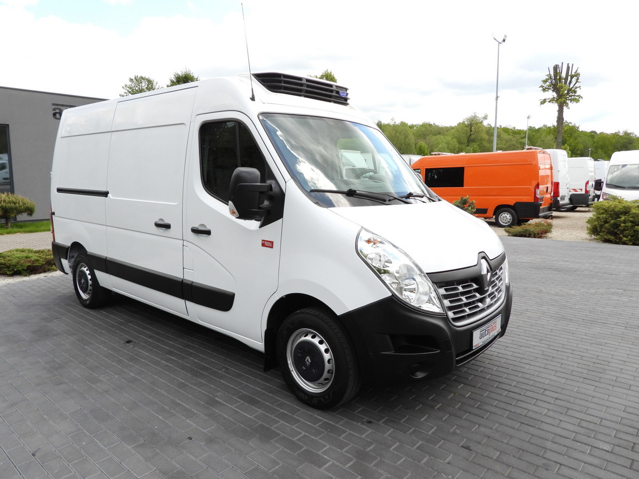 RENAULT MASTER REFRIGERATOR VAN -20*C POWER SUPPLY 230V CRUISE CONTROL AIR CONDITIONING 145HP - Hladilno vozilo: slika 4 RENAULT MASTER REFRIGERATOR VAN -20*C POWER SUPPLY 230V CRUISE CONTROL AIR CONDITIONING 145HP - Hladilno vozilo: slika 4