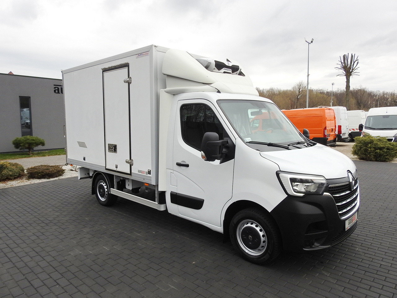 RENAULT MASTER REGRIGERATOR BOX 0*C LED LIGHTS AIR CONDITIONING 145HP - Hladilno vozilo: slika 4 RENAULT MASTER REGRIGERATOR BOX 0*C LED LIGHTS AIR CONDITIONING 145HP - Hladilno vozilo: slika 4