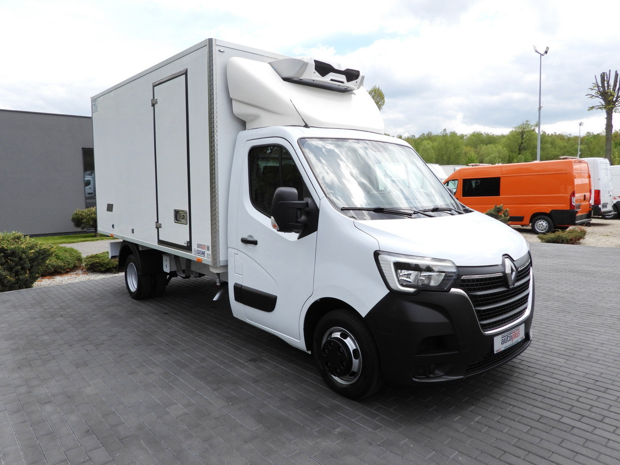 RENAULT MASTER REGRIGERATOR BOX -10*C CRUISE CONTROL LED LIGHTS TWIN WHEELS AIR CONDITIONING 145HP - Hladilno vozilo: slika 4 RENAULT MASTER REGRIGERATOR BOX -10*C CRUISE CONTROL LED LIGHTS TWIN WHEELS AIR CONDITIONING 145HP - Hladilno vozilo: slika 4