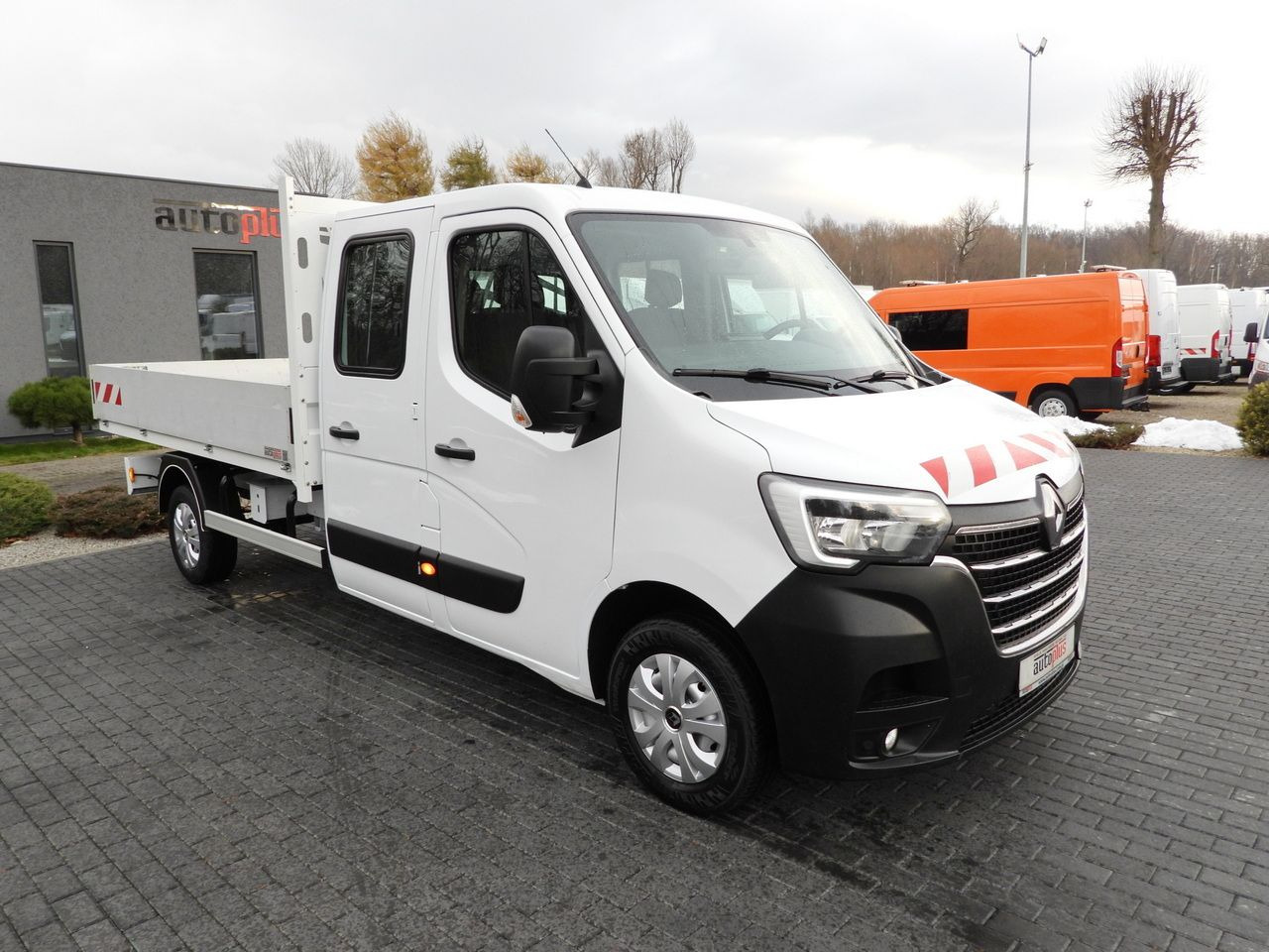 RENAULT MASTER STAKE BODY DOUBLE CABIN DOKA 6 SEATS CRUISE CONTROL NAVIGATION LED LIGHTS AIR CONDITIONING 150HP - Dostavno vozilo z dvojno kabino: slika 4 RENAULT MASTER STAKE BODY DOUBLE CABIN DOKA 6 SEATS CRUISE CONTROL NAVIGATION LED LIGHTS AIR CONDITIONING 150HP - Dostavno vozilo z dvojno kabino: slika 4