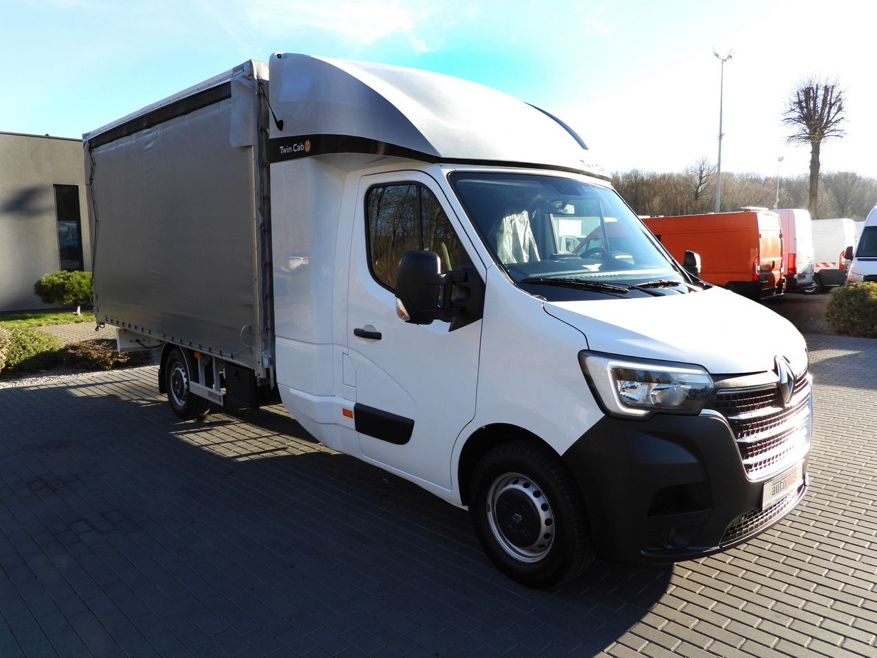 RENAULT MASTER TARPAULIN 8 PALLETS WEBASTO CRUISE CONTROL LED LIGHTS AIR CONDITIONING 165HP - Dostavno vozilo s ponjavo: slika 4 RENAULT MASTER TARPAULIN 8 PALLETS WEBASTO CRUISE CONTROL LED LIGHTS AIR CONDITIONING 165HP - Dostavno vozilo s ponjavo: slika 4