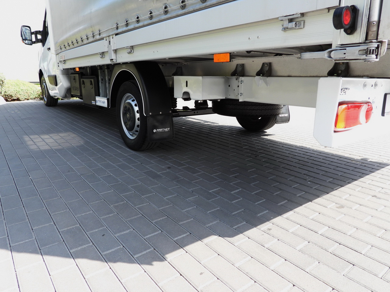 Dostavno vozilo s ponjavo RENAULT MASTER TARPAULIN 8 PALLETS WEBASTO CRUISE CONTROL LED LIGHTS PNEUMATICS AIR CONDITIONING 165HP: slika 16 Dostavno vozilo s ponjavo RENAULT MASTER TARPAULIN 8 PALLETS WEBASTO CRUISE CONTROL LED LIGHTS PNEUMATICS AIR CONDITIONING 165HP: slika 16