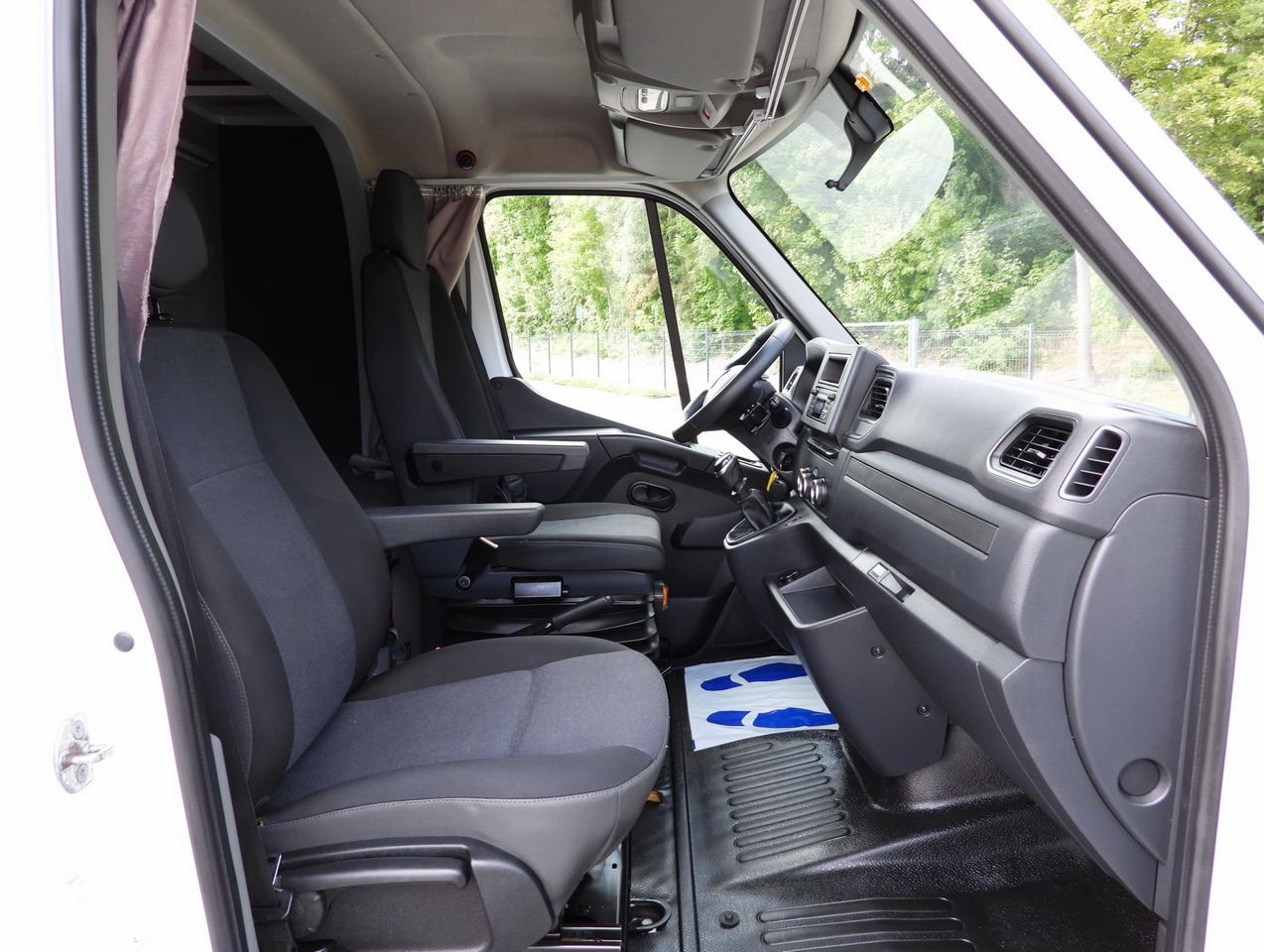 Dostavno vozilo s ponjavo RENAULT MASTER TARPAULIN 8 PALLETS WEBASTO CRUISE CONTROL LED LIGHTS PNEUMATICS AIR CONDITIONING 165HP: slika 36 Dostavno vozilo s ponjavo RENAULT MASTER TARPAULIN 8 PALLETS WEBASTO CRUISE CONTROL LED LIGHTS PNEUMATICS AIR CONDITIONING 165HP: slika 36