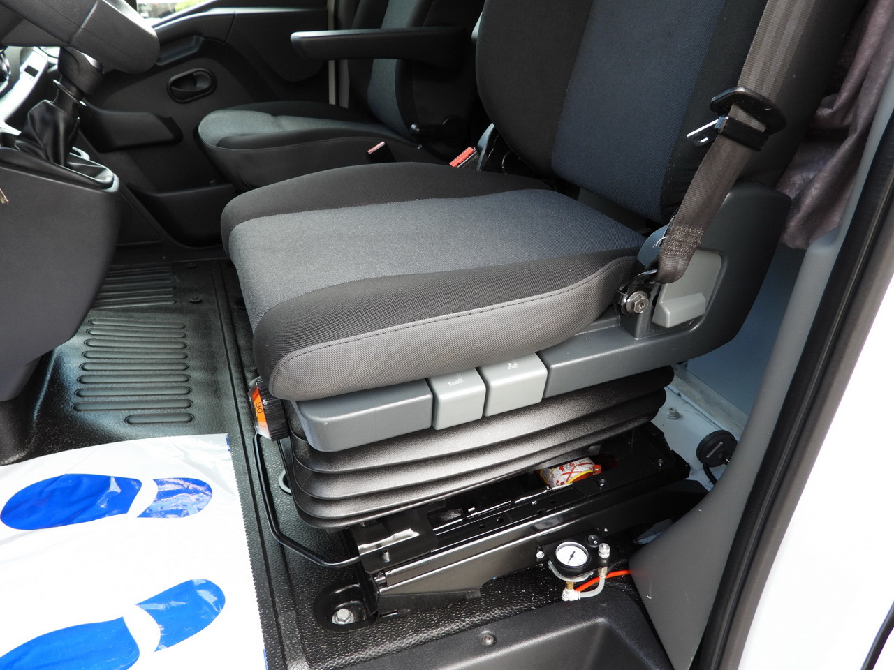 Dostavno vozilo s ponjavo RENAULT MASTER TARPAULIN 8 PALLETS WEBASTO CRUISE CONTROL LED LIGHTS PNEUMATICS AIR CONDITIONING 165HP: slika 27 Dostavno vozilo s ponjavo RENAULT MASTER TARPAULIN 8 PALLETS WEBASTO CRUISE CONTROL LED LIGHTS PNEUMATICS AIR CONDITIONING 165HP: slika 27