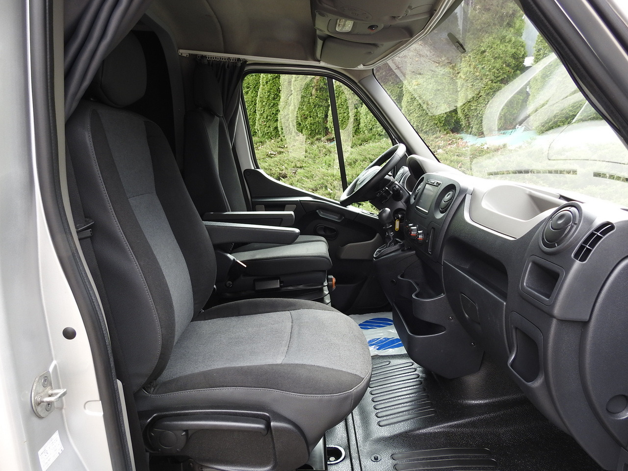 Dostavno vozilo s ponjavo RENAULT MASTER TARPAULIN 8 PALLETS WEBASTO CRUISE CONTROL NAVIGATION AIR CONDITIONING PNEUMATICS 170HP: slika 36 Dostavno vozilo s ponjavo RENAULT MASTER TARPAULIN 8 PALLETS WEBASTO CRUISE CONTROL NAVIGATION AIR CONDITIONING PNEUMATICS 170HP: slika 36