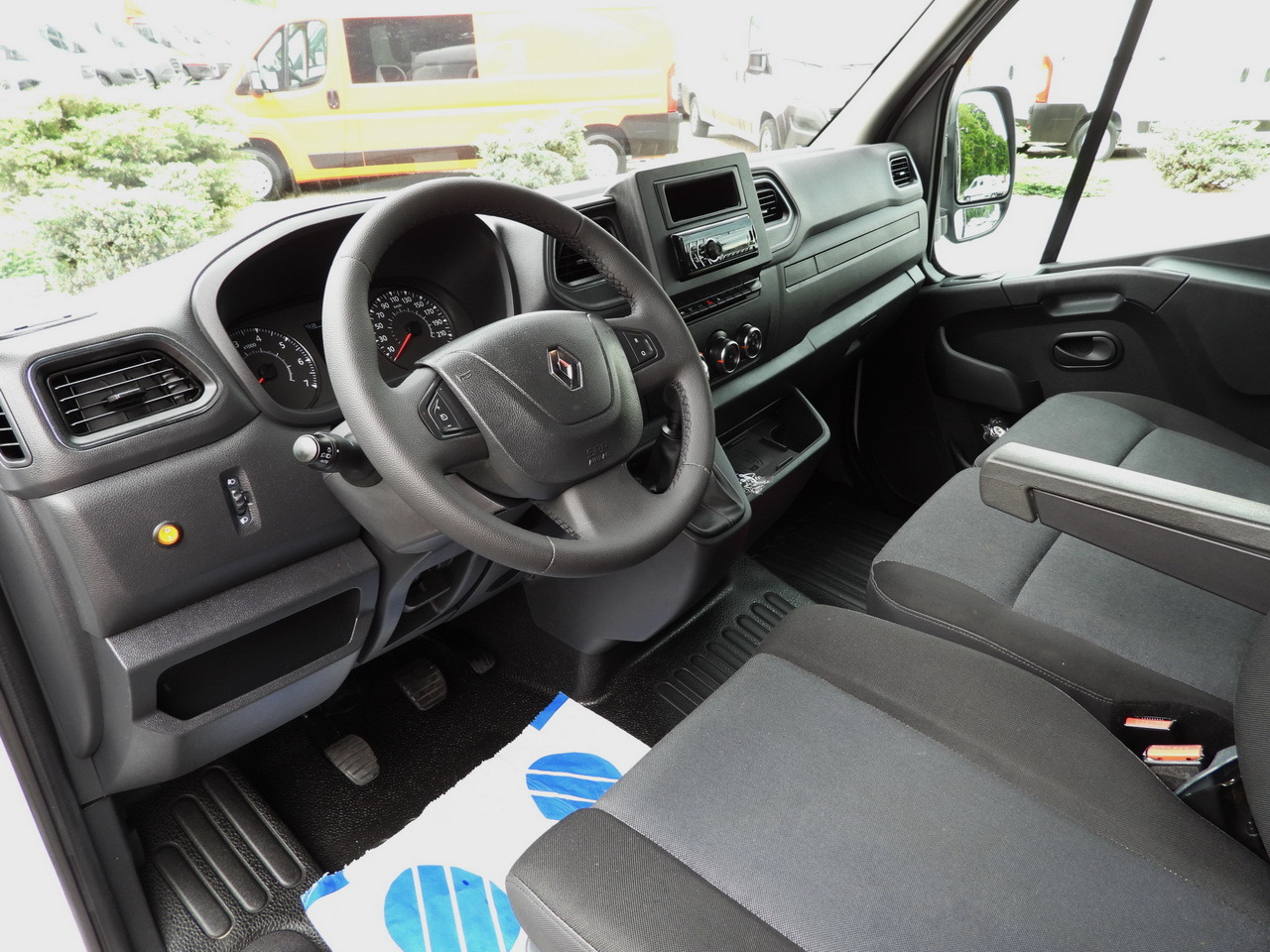 RENAULT MASTER TARPAULIN LIFT 10 PALLETS WEBASTO CRUISE CONTROL LED LIGHTS PNEUMATICS AIR CONDITIONING 165HP - Dostavno vozilo s ponjavo: slika 2 RENAULT MASTER TARPAULIN LIFT 10 PALLETS WEBASTO CRUISE CONTROL LED LIGHTS PNEUMATICS AIR CONDITIONING 165HP - Dostavno vozilo s ponjavo: slika 2