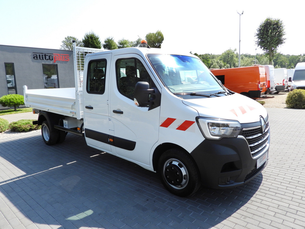 RENAULT MASTER TIPPER DOUBLE CABIN DOKA 6 SEATS CRUISE CONTROL LED LIGHTS TWIN WHEELS AIR CONDITIONING 130HP - Dostavno vozilo prekucnik: slika 4 RENAULT MASTER TIPPER DOUBLE CABIN DOKA 6 SEATS CRUISE CONTROL LED LIGHTS TWIN WHEELS AIR CONDITIONING 130HP - Dostavno vozilo prekucnik: slika 4
