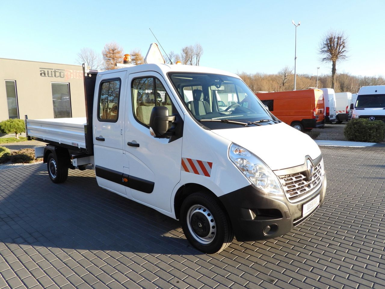 RENAULT MASTER TIPPER DOUBLE CABIN DOKA 7 SEATS CRUISE CONTROL AIR CONDITIONING 145HP - Dostavno vozilo prekucnik: slika 4 RENAULT MASTER TIPPER DOUBLE CABIN DOKA 7 SEATS CRUISE CONTROL AIR CONDITIONING 145HP - Dostavno vozilo prekucnik: slika 4