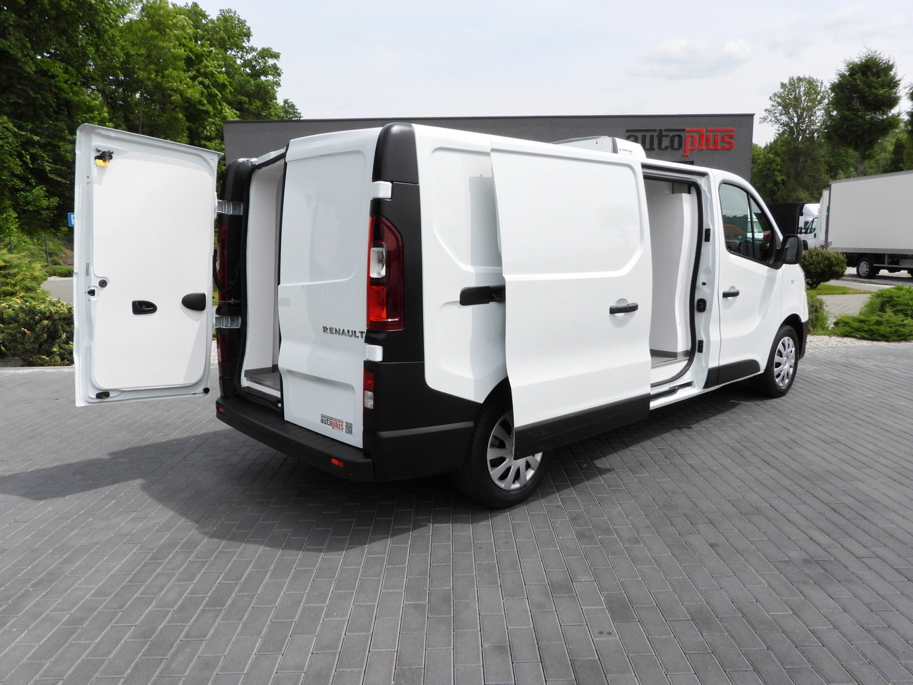 RENAULT TRAFIC REFRIGERATOR VAN 0*C CRUISE CONTROL LED LIGHTS AIR CONDITIONING 120HP - Hladilno vozilo: slika 3 RENAULT TRAFIC REFRIGERATOR VAN 0*C CRUISE CONTROL LED LIGHTS AIR CONDITIONING 120HP - Hladilno vozilo: slika 3