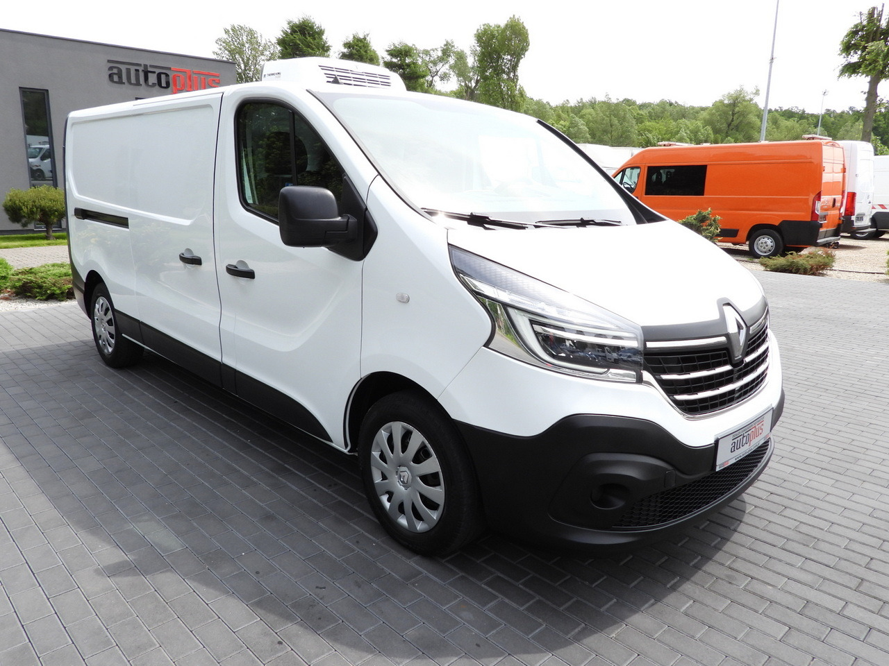 RENAULT TRAFIC REFRIGERATOR VAN 0*C CRUISE CONTROL LED LIGHTS AIR CONDITIONING 120HP - Hladilno vozilo: slika 4 RENAULT TRAFIC REFRIGERATOR VAN 0*C CRUISE CONTROL LED LIGHTS AIR CONDITIONING 120HP - Hladilno vozilo: slika 4