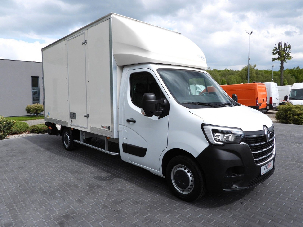 Renault MASTER KOFFER AUFZUG 8 PALETTEN TEMPOMAT A/C LED Renault MASTER KOFFER AUFZUG 8 PALETTEN TEMPOMAT A/C LED - Dostavno vozilo z zabojnikom: slika 4 Renault MASTER KOFFER AUFZUG 8 PALETTEN TEMPOMAT A/C LED Renault MASTER KOFFER AUFZUG 8 PALETTEN TEMPOMAT A/C LED - Dostavno vozilo z zabojnikom: slika 4