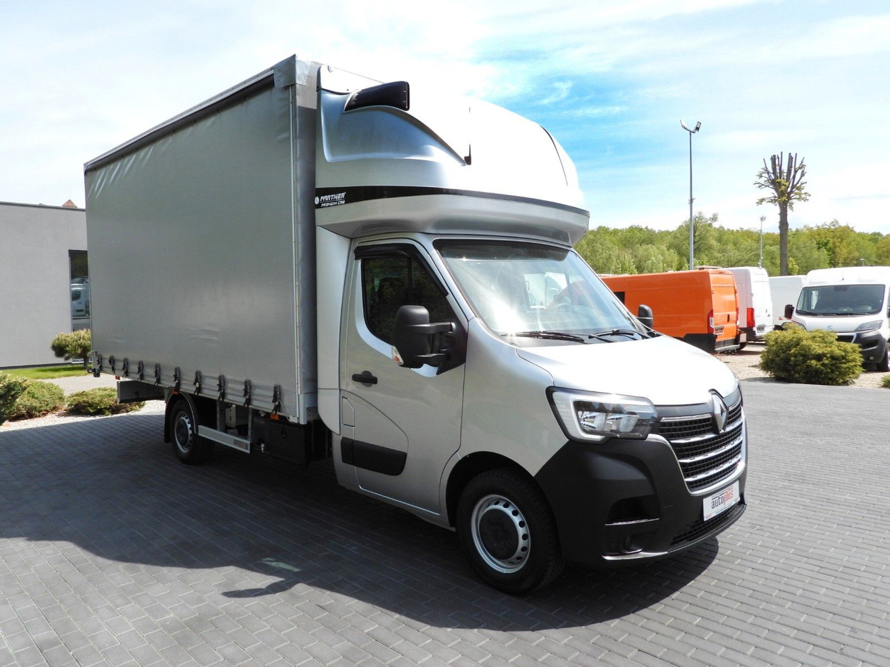 Renault MASTER PRITSCHE PLANE 10 PALETTEN WEBASTO A/C - Dostavno vozilo s ponjavo: slika 4 Renault MASTER PRITSCHE PLANE 10 PALETTEN WEBASTO A/C - Dostavno vozilo s ponjavo: slika 4