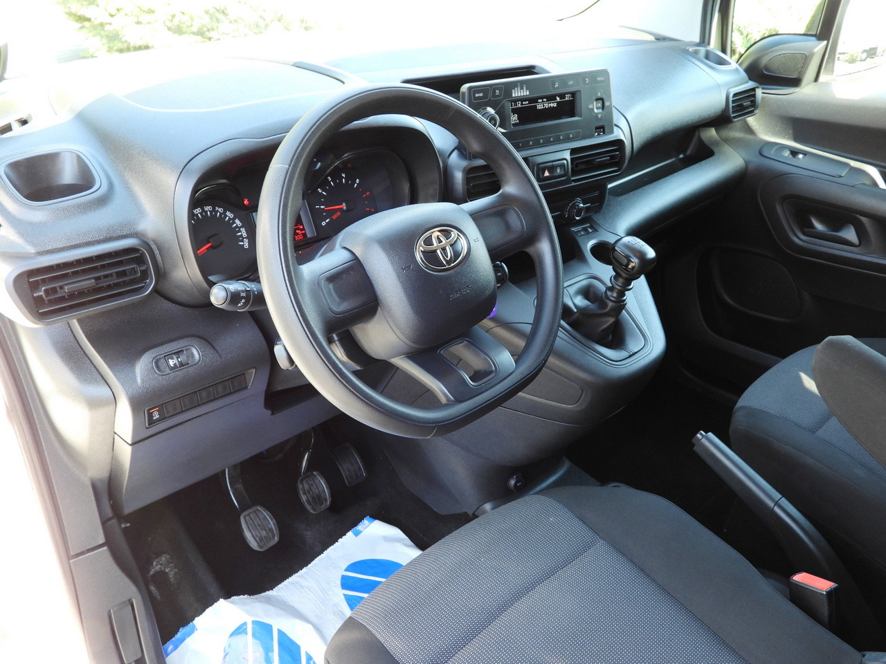 TOYOTA PROACE CITY REFRIGERATOR VAN -15*C POWER SUPPLY 230V CRUISE CONTROL AIR CONDITIONING 100HP - Hladilno vozilo: slika 2 TOYOTA PROACE CITY REFRIGERATOR VAN -15*C POWER SUPPLY 230V CRUISE CONTROL AIR CONDITIONING 100HP - Hladilno vozilo: slika 2