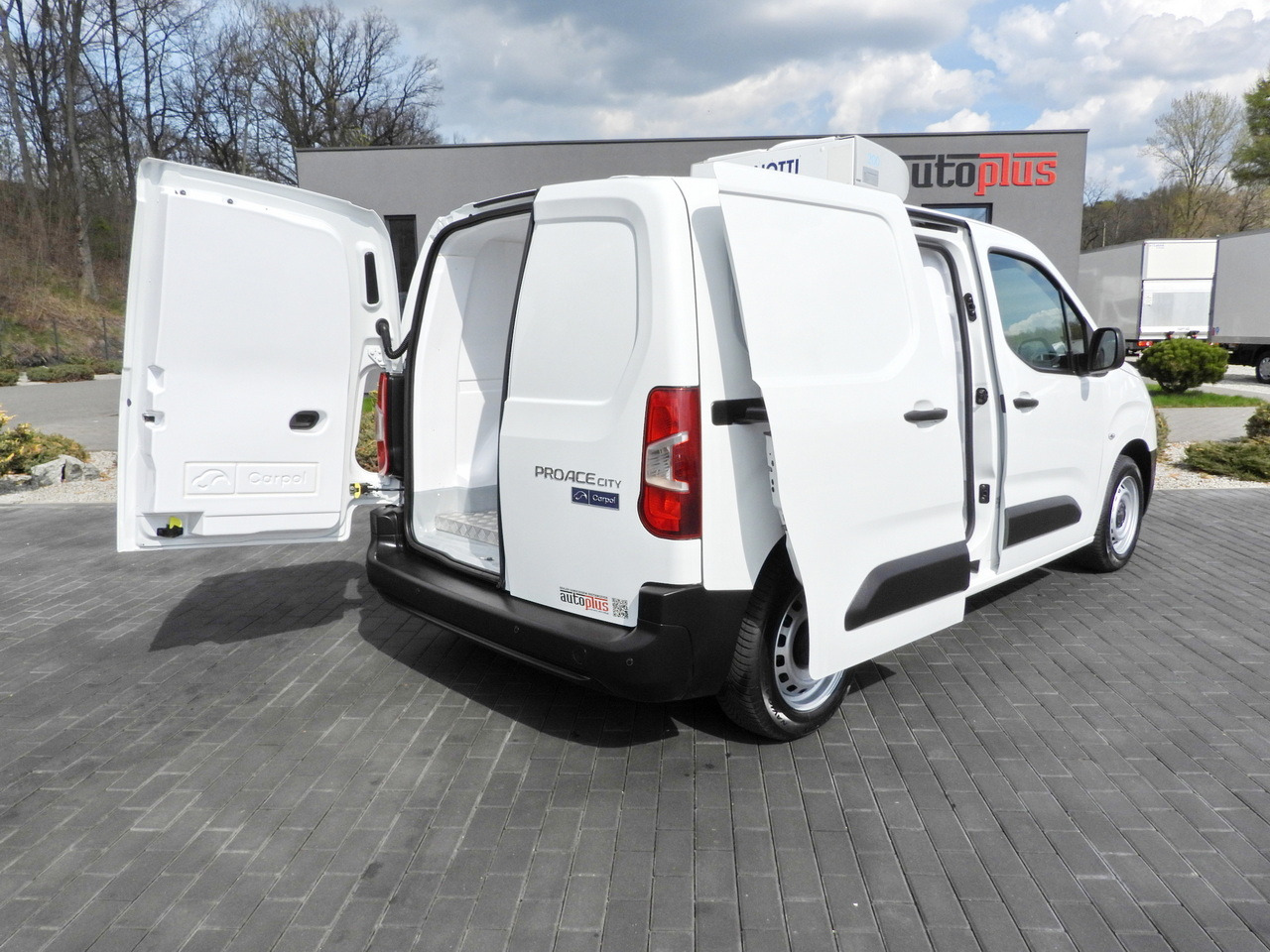 TOYOTA PROACE CITY REFRIGERATOR VAN -15*C POWER SUPPLY 230V CRUISE CONTROL AIR CONDITIONING 100HP - Hladilno vozilo: slika 3 TOYOTA PROACE CITY REFRIGERATOR VAN -15*C POWER SUPPLY 230V CRUISE CONTROL AIR CONDITIONING 100HP - Hladilno vozilo: slika 3