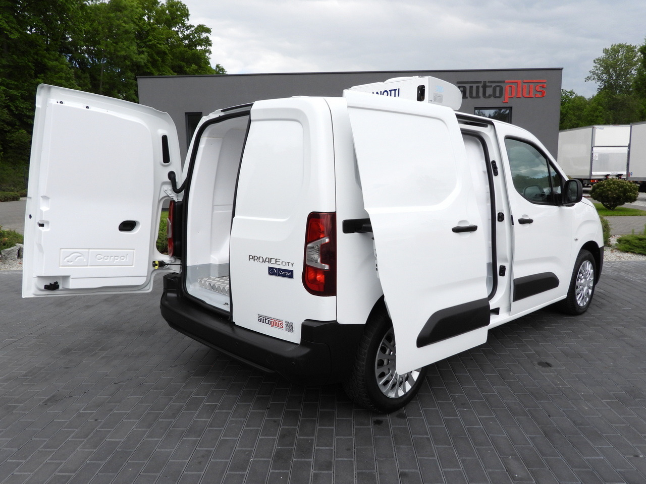 TOYOTA PROACE CITY REFRIGERATOR VAN -15*C POWER SUPPLY 230V CRUISE CONTROL AIR CONDITIONING 100HP - Hladilno vozilo: slika 3 TOYOTA PROACE CITY REFRIGERATOR VAN -15*C POWER SUPPLY 230V CRUISE CONTROL AIR CONDITIONING 100HP - Hladilno vozilo: slika 3