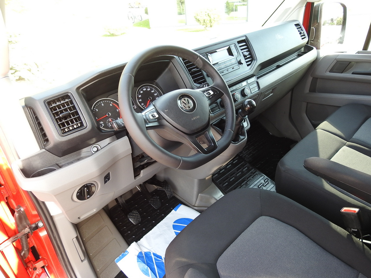 VOLKSWAGEN CRAFTER STAKE BODY DOUBLE CABIN DOKA 7 SEATS AIR CONDITIONING 140HP - Dostavno vozilo z dvojno kabino: slika 2 VOLKSWAGEN CRAFTER STAKE BODY DOUBLE CABIN DOKA 7 SEATS AIR CONDITIONING 140HP - Dostavno vozilo z dvojno kabino: slika 2