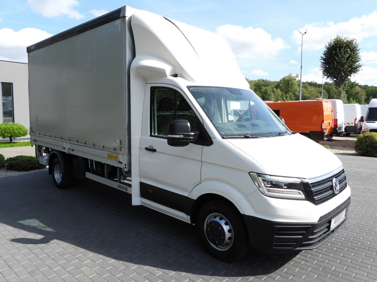 VOLKSWAGEN CRAFTER TARPAULIN LIFT 8 PALLETS CRUISE CONTROL LED LIGHTS TWIN WHEELS AIR CONDITIONING 180HP - Dostavno vozilo s ponjavo: slika 4 VOLKSWAGEN CRAFTER TARPAULIN LIFT 8 PALLETS CRUISE CONTROL LED LIGHTS TWIN WHEELS AIR CONDITIONING 180HP - Dostavno vozilo s ponjavo: slika 4