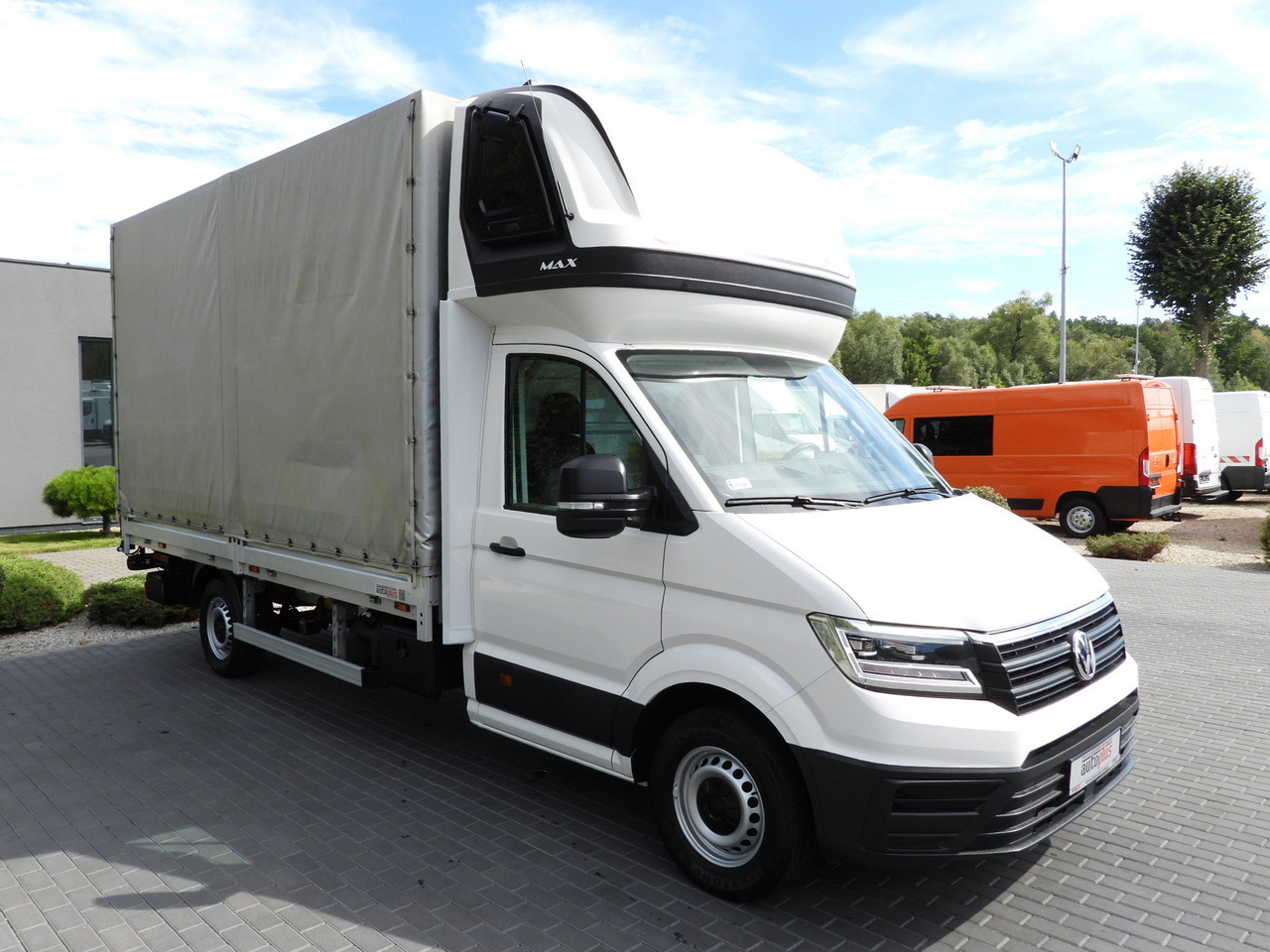 VOLKSWAGEN CRAFTER TARPAULIN LIFT 8 PALLETS WEBASTO CRUISE CONTROL LED LIGHTS AIR CONDITIONING 180HP - Dostavno vozilo s ponjavo: slika 4 VOLKSWAGEN CRAFTER TARPAULIN LIFT 8 PALLETS WEBASTO CRUISE CONTROL LED LIGHTS AIR CONDITIONING 180HP - Dostavno vozilo s ponjavo: slika 4