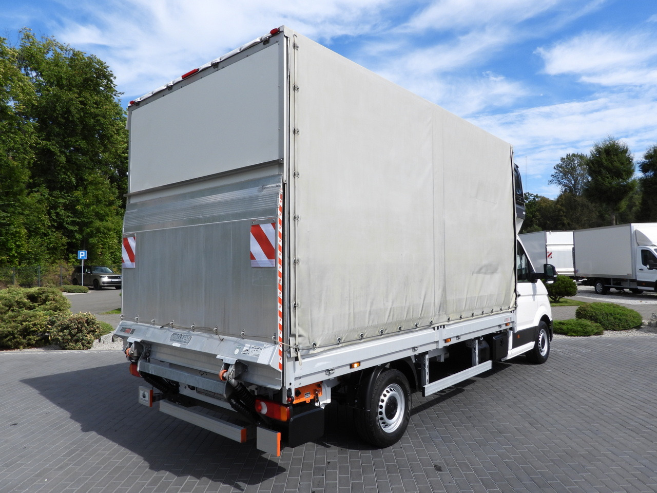 VOLKSWAGEN CRAFTER TARPAULIN LIFT 8 PALLETS WEBASTO CRUISE CONTROL LED LIGHTS AIR CONDITIONING 180HP - Dostavno vozilo s ponjavo: slika 3 VOLKSWAGEN CRAFTER TARPAULIN LIFT 8 PALLETS WEBASTO CRUISE CONTROL LED LIGHTS AIR CONDITIONING 180HP - Dostavno vozilo s ponjavo: slika 3