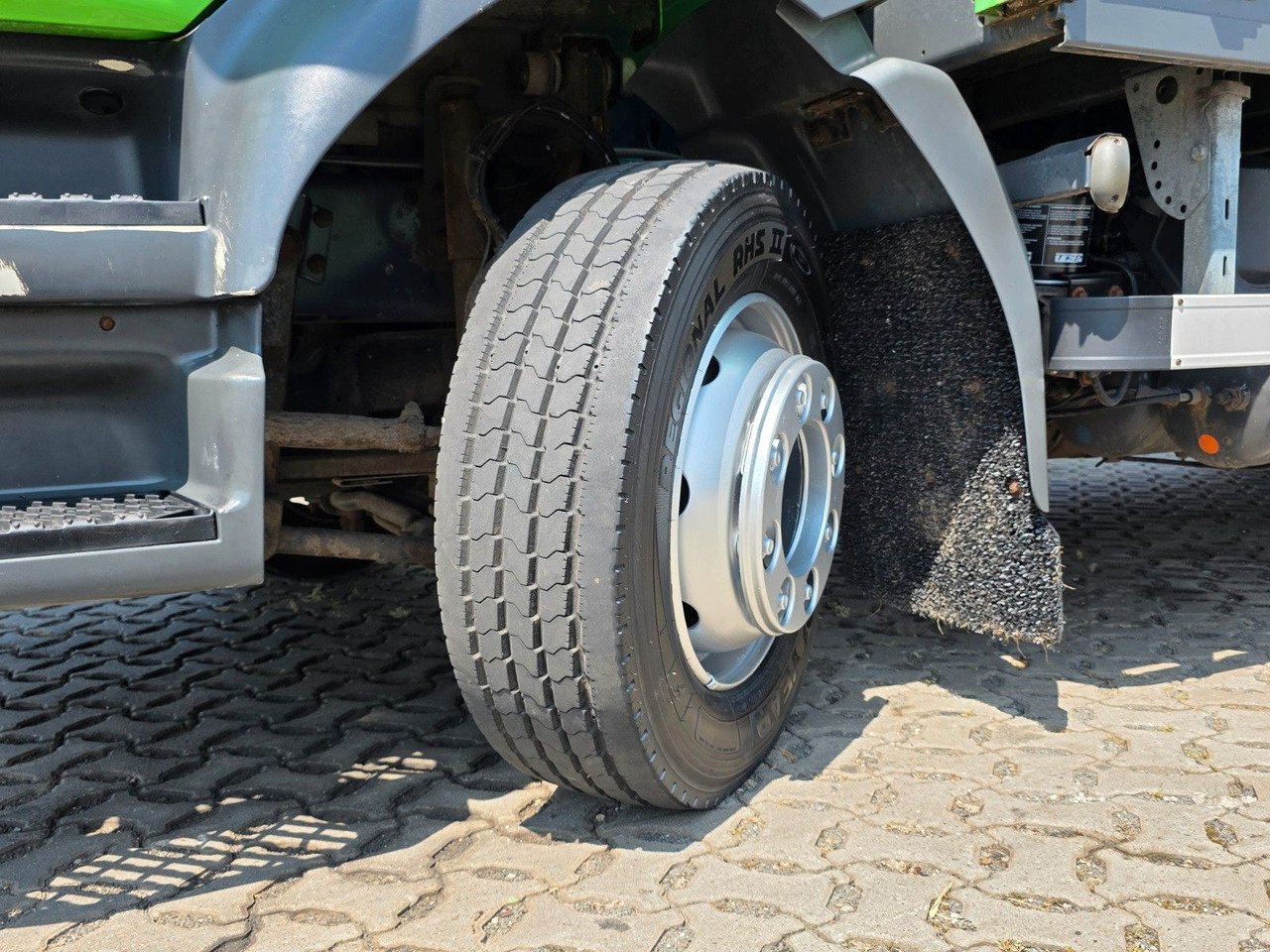 Tovornjak s ponjavo Volvo FL 240: slika 27 Tovornjak s ponjavo Volvo FL 240: slika 27