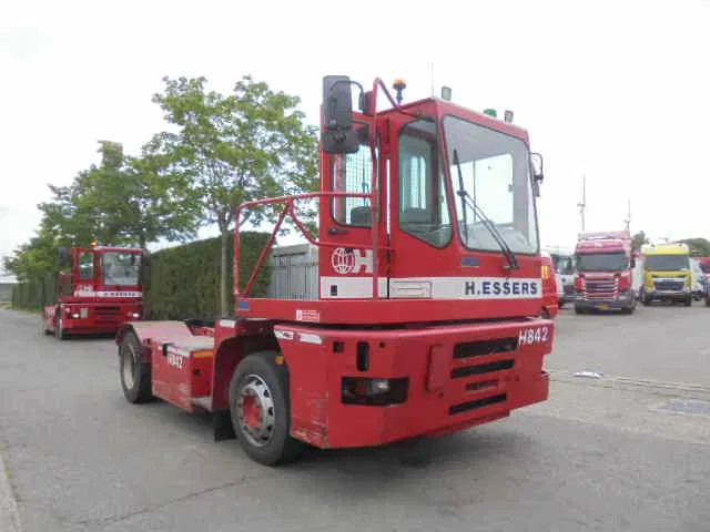 MOL YM 225/4X2 40 KM/H - Terminalski traktor: slika 3 MOL YM 225/4X2 40 KM/H - Terminalski traktor: slika 3