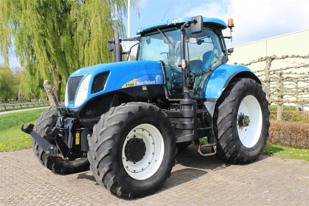 New Holland T7050 - Traktor: slika 1 New Holland T7050 - Traktor: slika 1