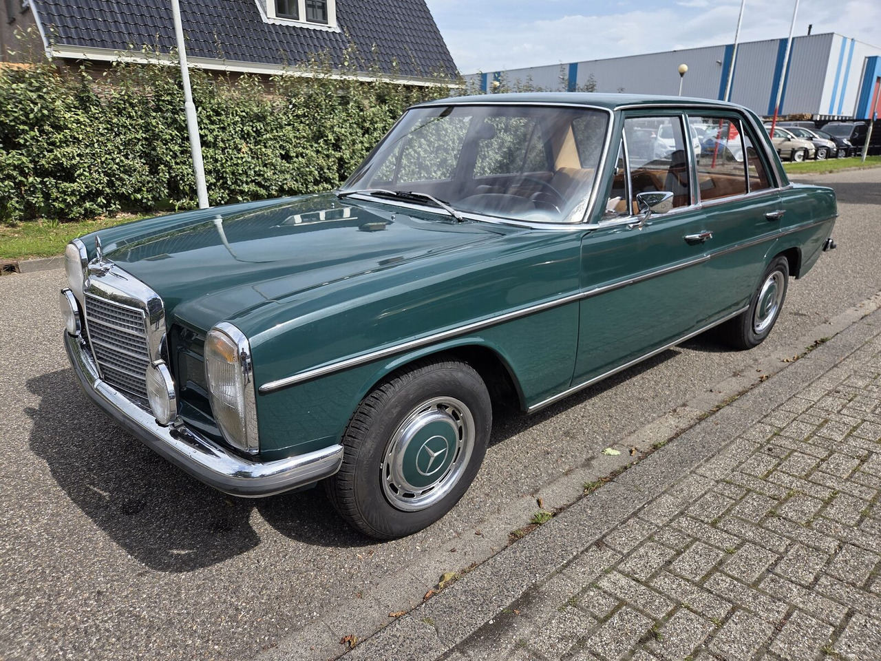 Mercedes-Benz 220 (W115) auto - Avtomobil: slika 1 Mercedes-Benz 220 (W115) auto - Avtomobil: slika 1
