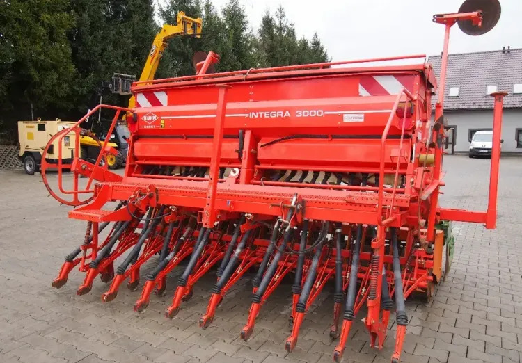 Agregat uprawowo-siewny Kuhn KE303 i INTEGRA 3000 2009 Agrebat uprawowo siewny, brona aktywna AMAZONE i KUHN - Sejalni kombajn: slika 4 Agregat uprawowo-siewny Kuhn KE303 i INTEGRA 3000 2009 Agrebat uprawowo siewny, brona aktywna AMAZONE i KUHN - Sejalni kombajn: slika 4