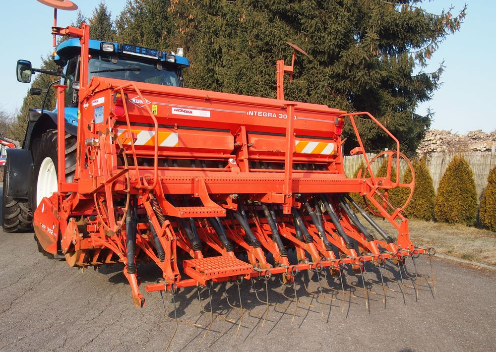 Agregat uprawowo-siewny Kuhn Kuhn HRB302D I INTEGRA 3000 2002 Brona wirowa + siewnik KUHN agregat uprawowo-siewny 3m - Sejalni kombajn: slika 2 Agregat uprawowo-siewny Kuhn Kuhn HRB302D I INTEGRA 3000 2002 Brona wirowa + siewnik KUHN agregat uprawowo-siewny 3m - Sejalni kombajn: slika 2