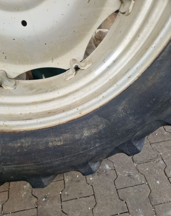 Części do Ciągnika Massey Ferguson MF 3000, 6000 Koła tylne 18,4R38 do ciągnika MF - Kompletno kolo za Kmetijski stroj: slika 2 Części do Ciągnika Massey Ferguson MF 3000, 6000 Koła tylne 18,4R38 do ciągnika MF - Kompletno kolo za Kmetijski stroj: slika 2