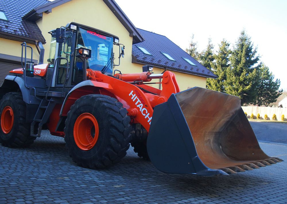 Ładowarka Hitachi ZW250 2010 Ładowarka Hitachi Waga, Centralne smarowanie - Kolesni nakladalec: slika 1 Ładowarka Hitachi ZW250 2010 Ładowarka Hitachi Waga, Centralne smarowanie - Kolesni nakladalec: slika 1